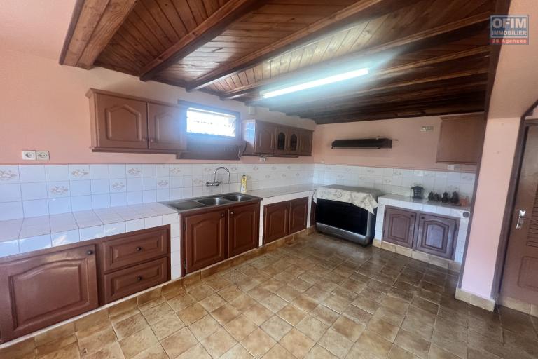 À LOUER – Grande villa semi-meublée avec studio à Soamananety Ambohidratrimo.