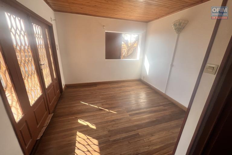 À LOUER – Grande villa semi-meublée avec studio à Soamananety Ambohidratrimo.