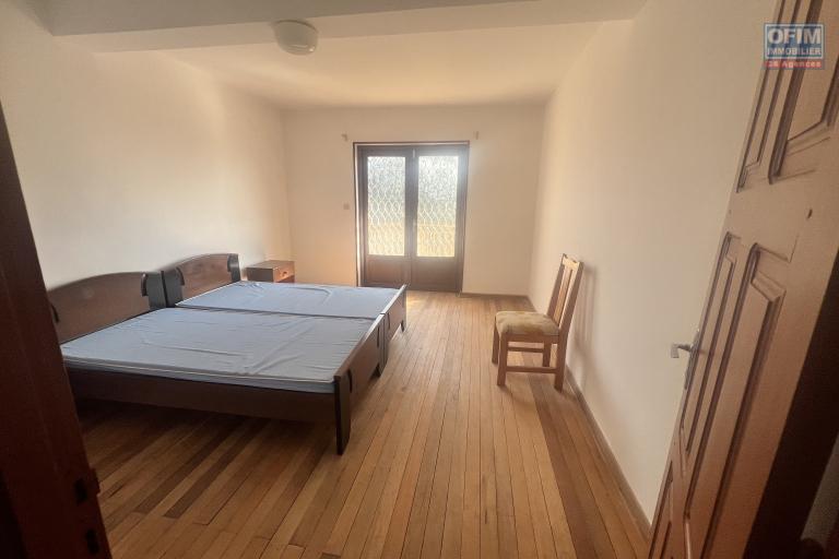 À LOUER – Grande villa semi-meublée avec studio à Soamananety Ambohidratrimo.