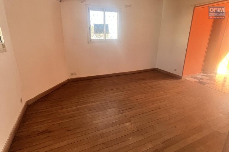 À LOUER – Grande villa semi-meublée avec studio à Soamananety Ambohidratrimo.