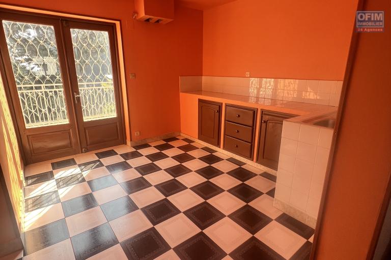 À LOUER – Grande villa semi-meublée avec studio à Soamananety Ambohidratrimo.