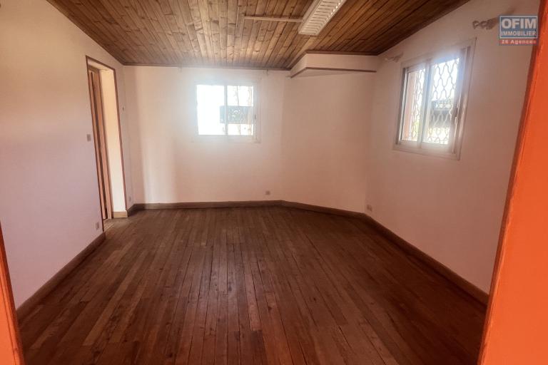 À LOUER – Grande villa semi-meublée avec studio à Soamananety Ambohidratrimo.