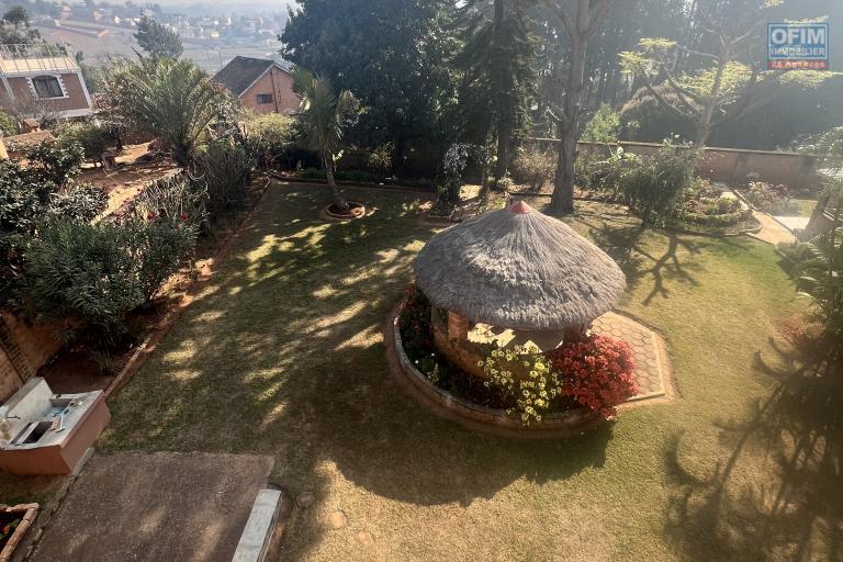 À LOUER – Grande villa semi-meublée avec studio à Soamananety Ambohidratrimo.
