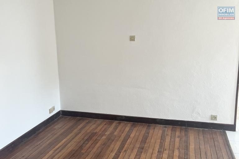 À LOUER – Grande villa semi-meublée avec studio à Soamananety Ambohidratrimo.