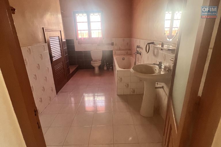 À LOUER – Grande villa semi-meublée avec studio à Soamananety Ambohidratrimo.