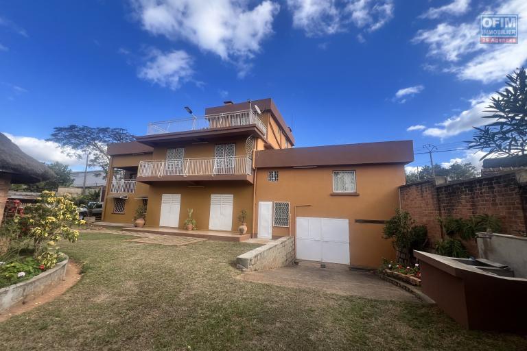 À LOUER – Grande villa F7 semi-meublée avec studio à Soamananety Ambohidratrimo.