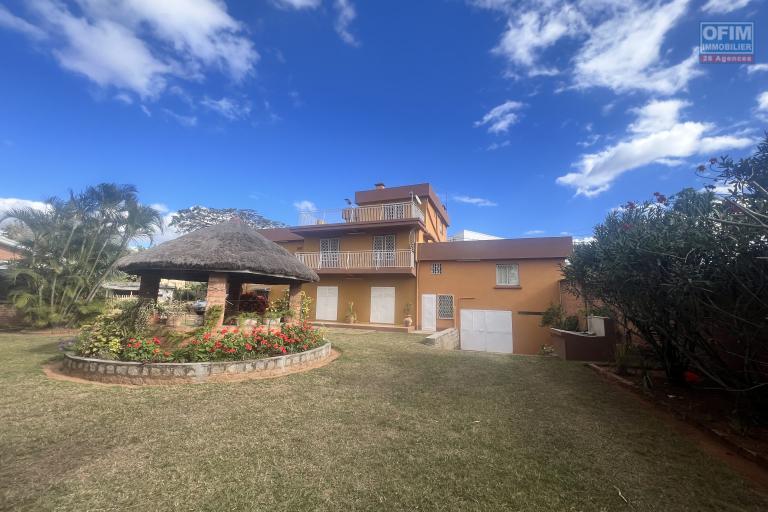 À LOUER – Grande villa F7 semi-meublée avec studio à Soamananety Ambohidratrimo.