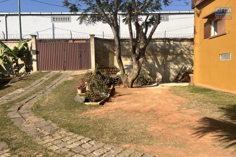 À LOUER – Grande villa F7 semi-meublée avec studio à Soamananety Ambohidratrimo.