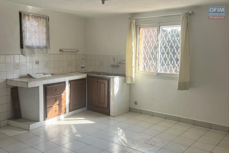 À louer Grande villa F7 semi-meublée avec studio à Soamananety Ambohidratrimo.