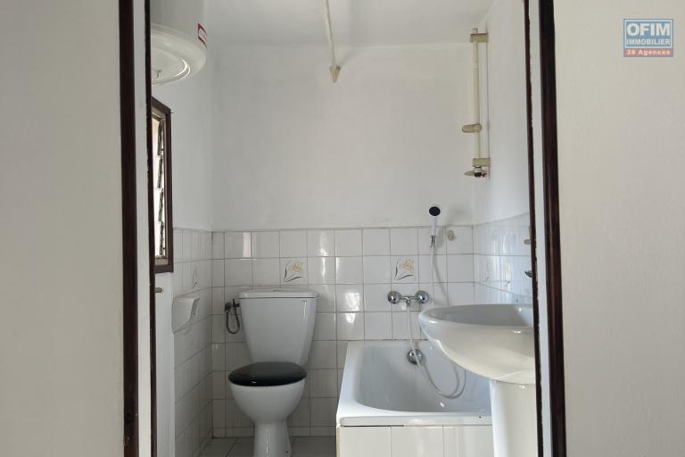 À louer Grande villa F7 semi-meublée avec studio à Soamananety Ambohidratrimo.