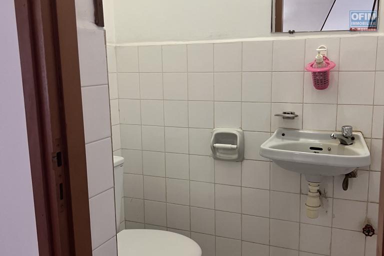 À LOUER – Grande villa F7 semi-meublée avec studio à Soamananety Ambohidratrimo.