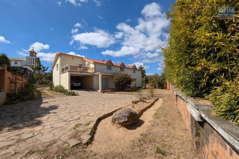 OFIM met en vente une magnifique villa &agrave; &eacute;tage type F6 avec vue panoramique sur le lac de Mamamba dans un cadre exceptionnel pour une vie de confort situ&eacute;e &agrave; Ambohibao proximit&eacute; de l'&eacute;cole primaire fran&ccedil;aise C et centre commercial LEADER PRICE