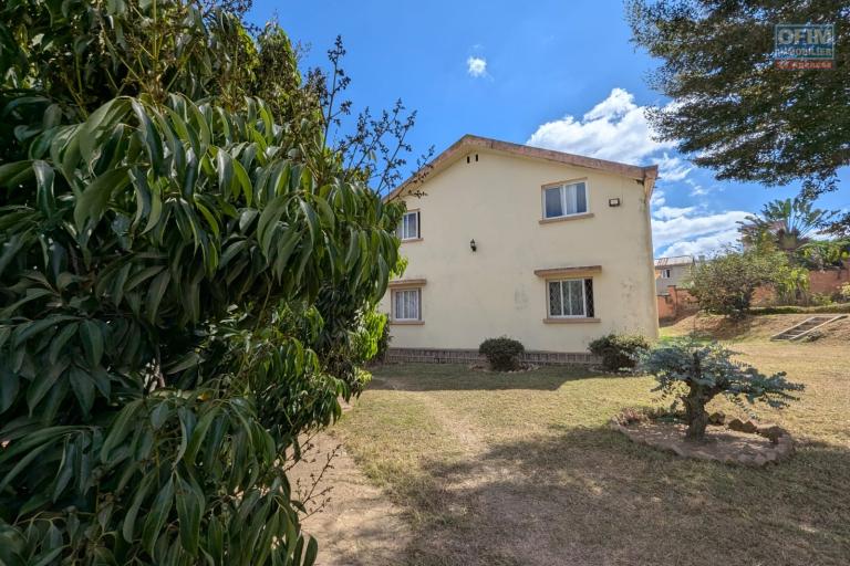 OFIM met en vente une magnifique villa &agrave; &eacute;tage type F6 avec vue panoramique sur le lac de Mamamba dans un cadre exceptionnel pour une vie de confort situ&eacute;e &agrave; Ambohibao proximit&eacute; de l'&eacute;cole primaire fran&ccedil;aise C et centre commercial LEADER PRICE