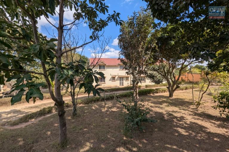 OFIM met en vente une magnifique villa &agrave; &eacute;tage type F6 avec vue panoramique sur le lac de Mamamba dans un cadre exceptionnel pour une vie de confort situ&eacute;e &agrave; Ambohibao proximit&eacute; de l'&eacute;cole primaire fran&ccedil;aise C et centre commercial LEADER PRICE