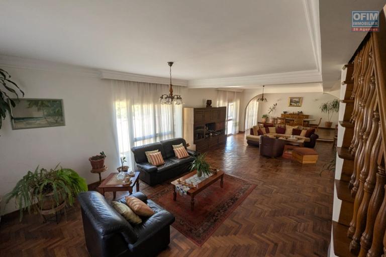 OFIM met en vente une magnifique villa &agrave; &eacute;tage type F6 avec vue panoramique sur le lac de Mamamba dans un cadre exceptionnel pour une vie de confort situ&eacute;e &agrave; Ambohibao proximit&eacute; de l'&eacute;cole primaire fran&ccedil;aise C et centre commercial LEADER PRICE