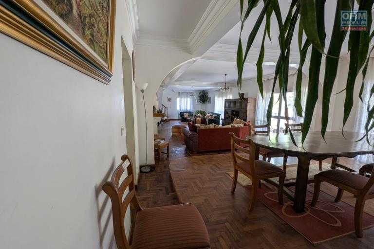 OFIM met en vente une magnifique villa &agrave; &eacute;tage type F6 avec vue panoramique sur le lac de Mamamba dans un cadre exceptionnel pour une vie de confort situ&eacute;e &agrave; Ambohibao proximit&eacute; de l'&eacute;cole primaire fran&ccedil;aise C et centre commercial LEADER PRICE