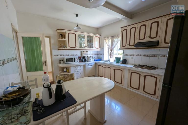 OFIM met en vente une magnifique villa &agrave; &eacute;tage type F6 avec vue panoramique sur le lac de Mamamba dans un cadre exceptionnel pour une vie de confort situ&eacute;e &agrave; Ambohibao proximit&eacute; de l'&eacute;cole primaire fran&ccedil;aise C et centre commercial LEADER PRICE