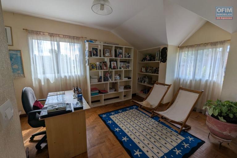 OFIM met en vente une magnifique villa &agrave; &eacute;tage type F6 avec vue panoramique sur le lac de Mamamba dans un cadre exceptionnel pour une vie de confort situ&eacute;e &agrave; Ambohibao proximit&eacute; de l'&eacute;cole primaire fran&ccedil;aise C et centre commercial LEADER PRICE