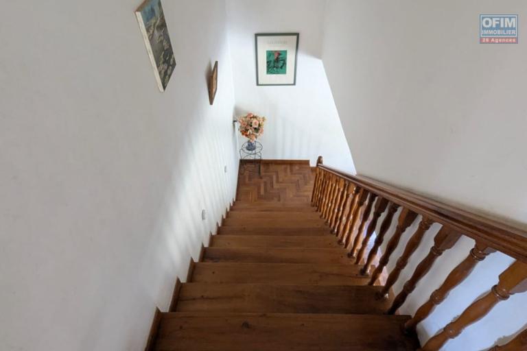 OFIM met en vente une magnifique villa &agrave; &eacute;tage type F6 avec vue panoramique sur le lac de Mamamba dans un cadre exceptionnel pour une vie de confort situ&eacute;e &agrave; Ambohibao proximit&eacute; de l'&eacute;cole primaire fran&ccedil;aise C et centre commercial LEADER PRICE