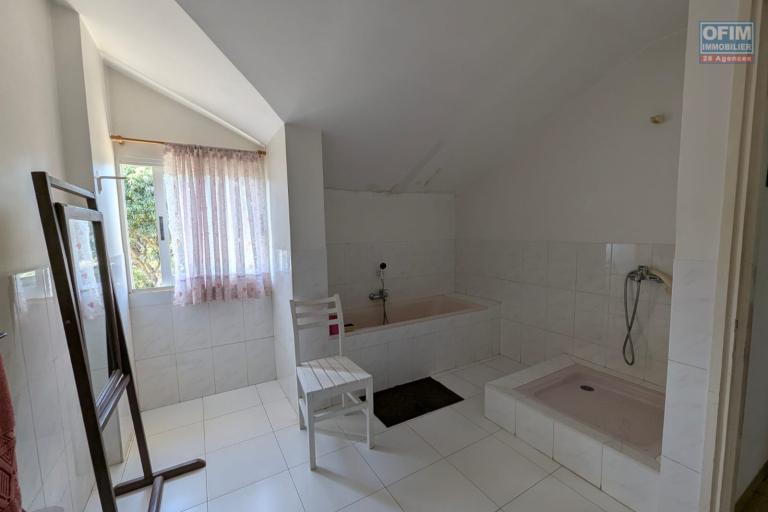 OFIM met en vente une magnifique villa &agrave; &eacute;tage type F6 avec vue panoramique sur le lac de Mamamba dans un cadre exceptionnel pour une vie de confort situ&eacute;e &agrave; Ambohibao proximit&eacute; de l'&eacute;cole primaire fran&ccedil;aise C et centre commercial LEADER PRICE