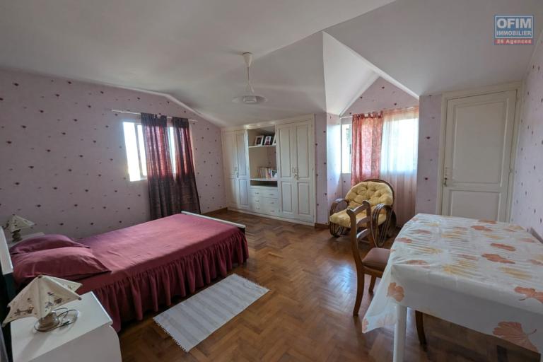 OFIM met en vente une magnifique villa &agrave; &eacute;tage type F6 avec vue panoramique sur le lac de Mamamba dans un cadre exceptionnel pour une vie de confort situ&eacute;e &agrave; Ambohibao proximit&eacute; de l'&eacute;cole primaire fran&ccedil;aise C et centre commercial LEADER PRICE