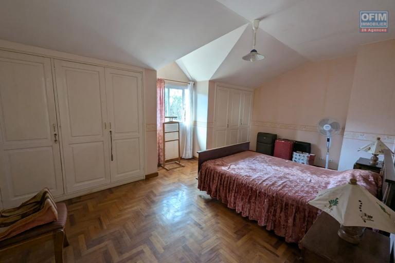 OFIM met en vente une magnifique villa &agrave; &eacute;tage type F6 avec vue panoramique sur le lac de Mamamba dans un cadre exceptionnel pour une vie de confort situ&eacute;e &agrave; Ambohibao proximit&eacute; de l'&eacute;cole primaire fran&ccedil;aise C et centre commercial LEADER PRICE