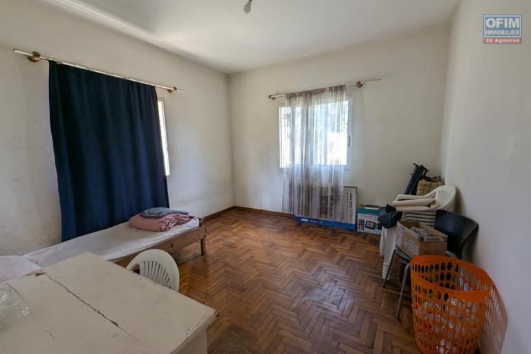 OFIM met en vente une magnifique villa &agrave; &eacute;tage type F6 avec vue panoramique sur le lac de Mamamba dans un cadre exceptionnel pour une vie de confort situ&eacute;e &agrave; Ambohibao proximit&eacute; de l'&eacute;cole primaire fran&ccedil;aise C et centre commercial LEADER PRICE
