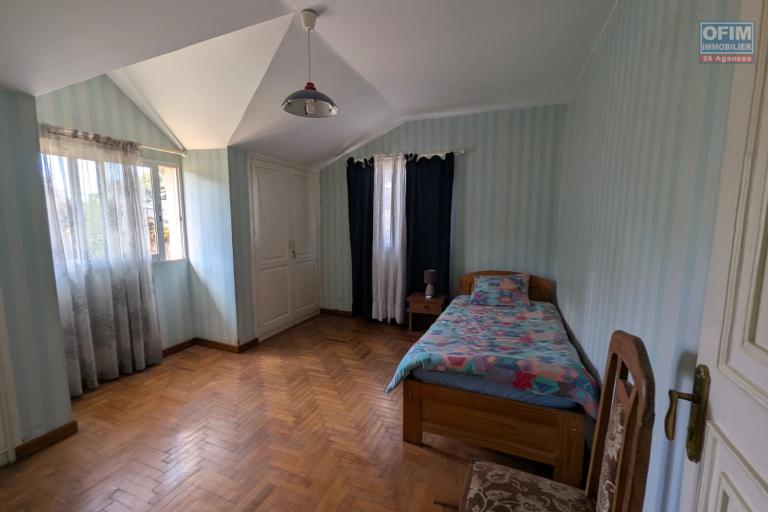 OFIM met en vente une magnifique villa &agrave; &eacute;tage type F6 avec vue panoramique sur le lac de Mamamba dans un cadre exceptionnel pour une vie de confort situ&eacute;e &agrave; Ambohibao proximit&eacute; de l'&eacute;cole primaire fran&ccedil;aise C et centre commercial LEADER PRICE
