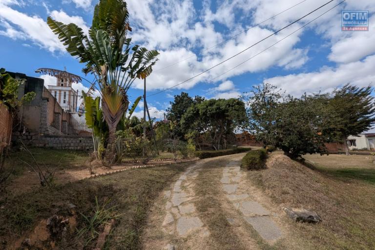 OFIM met en vente une magnifique villa &agrave; &eacute;tage type F6 avec vue panoramique sur le lac de Mamamba dans un cadre exceptionnel pour une vie de confort situ&eacute;e &agrave; Ambohibao proximit&eacute; de l'&eacute;cole primaire fran&ccedil;aise C et centre commercial LEADER PRICE
