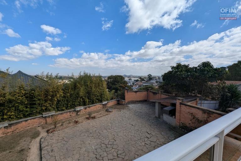 OFIM met en vente une magnifique villa &agrave; &eacute;tage type F6 avec vue panoramique sur le lac de Mamamba dans un cadre exceptionnel pour une vie de confort situ&eacute;e &agrave; Ambohibao proximit&eacute; de l'&eacute;cole primaire fran&ccedil;aise C et centre commercial LEADER PRICE