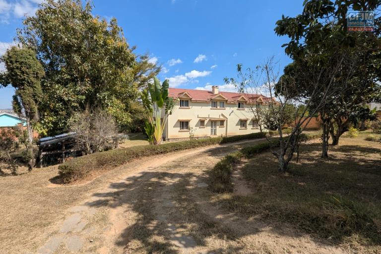OFIM met en vente une magnifique villa &agrave; &eacute;tage type F6 avec vue panoramique sur le lac de Mamamba dans un cadre exceptionnel pour une vie de confort situ&eacute;e &agrave; Ambohibao proximit&eacute; de l'&eacute;cole primaire fran&ccedil;aise C et centre commercial LEADER PRICE
