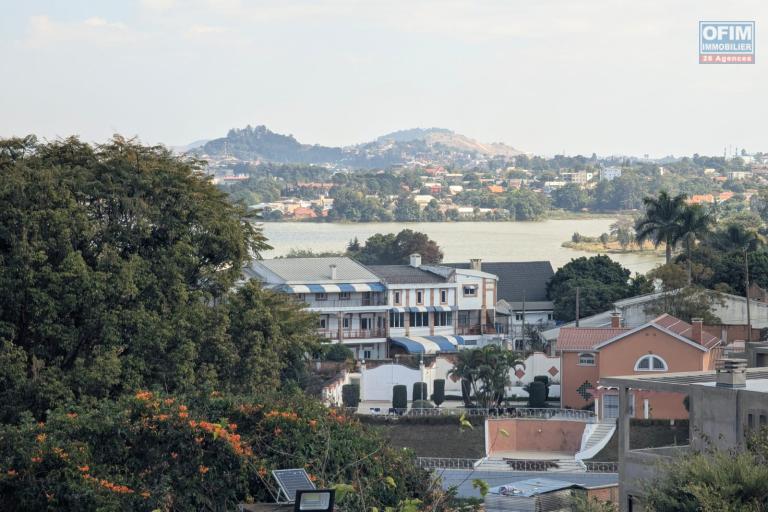 OFIM met en vente une magnifique villa &agrave; &eacute;tage type F6 avec vue panoramique sur le lac de Mamamba dans un cadre exceptionnel pour une vie de confort situ&eacute;e &agrave; Ambohibao proximit&eacute; de l'&eacute;cole primaire fran&ccedil;aise C et centre commercial LEADER PRICE