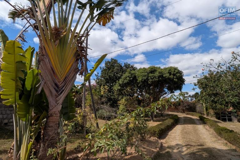 OFIM met en vente une magnifique villa &agrave; &eacute;tage type F6 avec vue panoramique sur le lac de Mamamba dans un cadre exceptionnel pour une vie de confort situ&eacute;e &agrave; Ambohibao proximit&eacute; de l'&eacute;cole primaire fran&ccedil;aise C et centre commercial LEADER PRICE