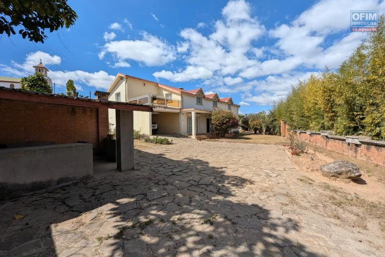 OFIM met en vente une magnifique villa &agrave; &eacute;tage type F6 avec vue panoramique sur le lac de Mamamba dans un cadre exceptionnel pour une vie de confort situ&eacute;e &agrave; Ambohibao proximit&eacute; de l'&eacute;cole primaire fran&ccedil;aise C et centre commercial LEADER PRICE
