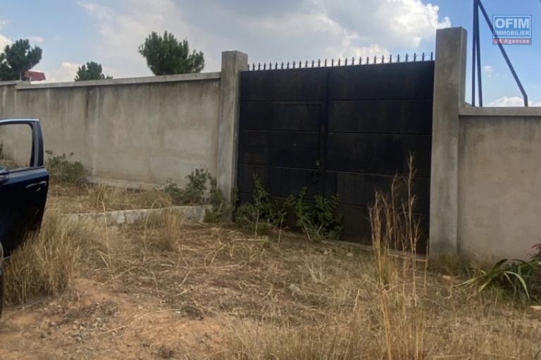 A vendre beau terrain de 492 m2 plat et clôturé à Manazary à 15 minute du lycée français et LEADER PRICE Ambatobe, secteur résidentiel