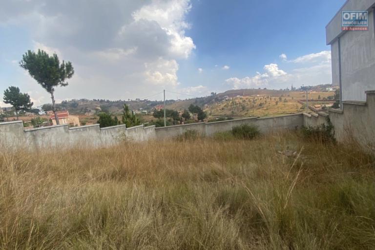 A vendre beau terrain de 492 m2 plat et clôturé à Manazary à 15 minute du lycée français et LEADER PRICE Ambatobe, secteur résidentiel