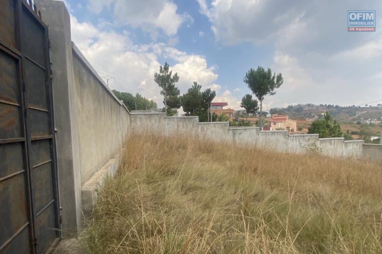 A vendre beau terrain de 492 m2 plat et clôturé à Manazary à 15 minute du lycée français et LEADER PRICE Ambatobe, secteur résidentiel