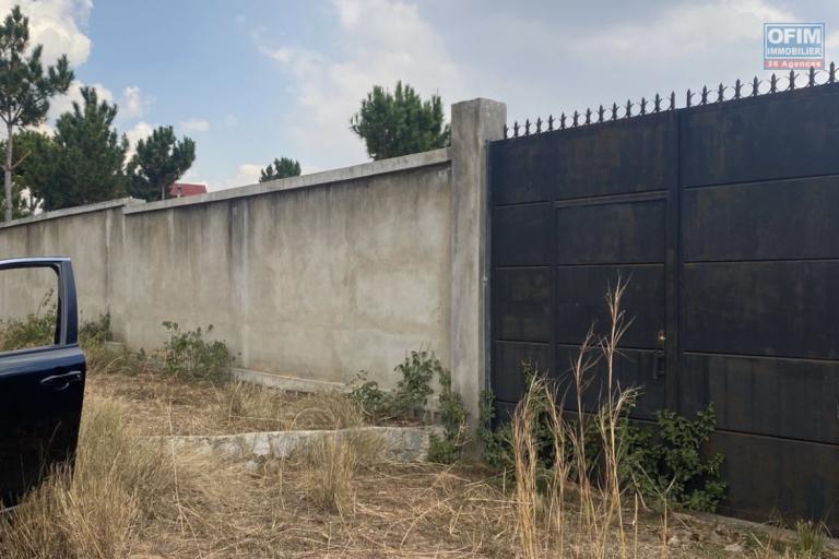 A vendre beau terrain de 492 m2 plat et clôturé à Manazary à 15 minute du lycée français et LEADER PRICE Ambatobe, secteur résidentiel