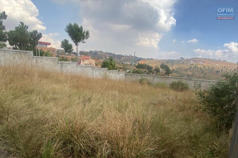 A vendre beau terrain de 492 m2 plat et clôturé à Manazary à 15 minute du lycée français et LEADER PRICE Ambatobe, secteur résidentiel
