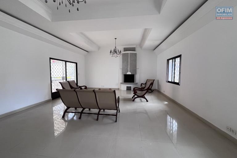 Vente d'une villa F6 dans une r&eacute;sidence s&eacute;curis&eacute;e &agrave; Tanjombato