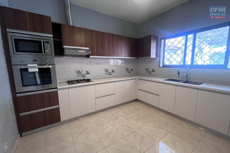 Vente d'une villa F6 dans une r&eacute;sidence s&eacute;curis&eacute;e &agrave; Tanjombato