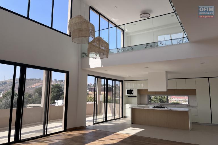 Un grand et tr&egrave;s bel appartement T4 en duplex &agrave; Ambatobe