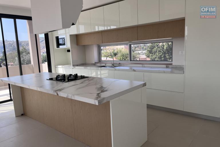 Un grand et tr&egrave;s bel appartement T4 en duplex &agrave; Ambatobe