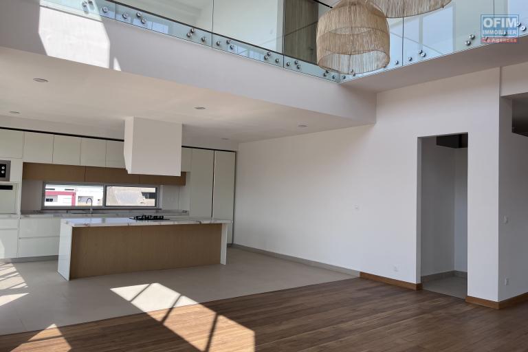 Un grand et tr&egrave;s bel appartement T4 en duplex &agrave; Ambatobe