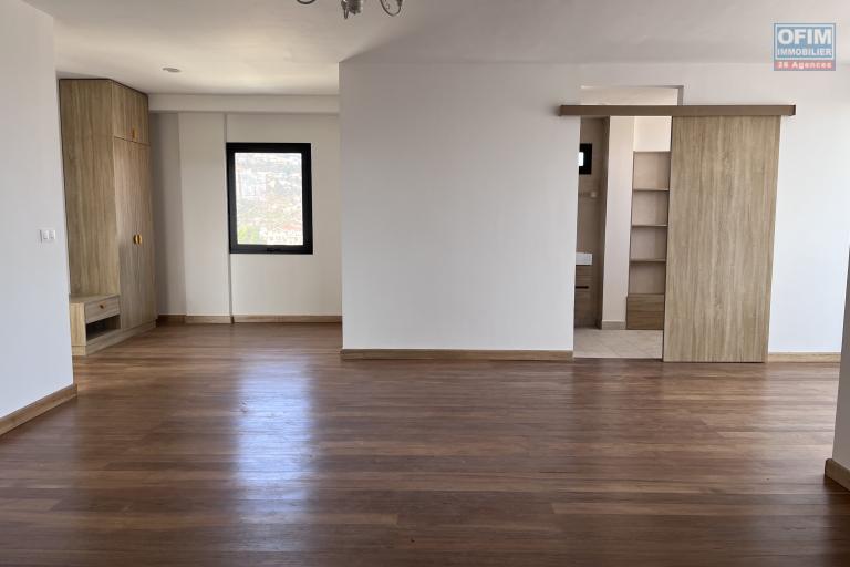 Un grand et tr&egrave;s bel appartement T4 en duplex &agrave; Ambatobe