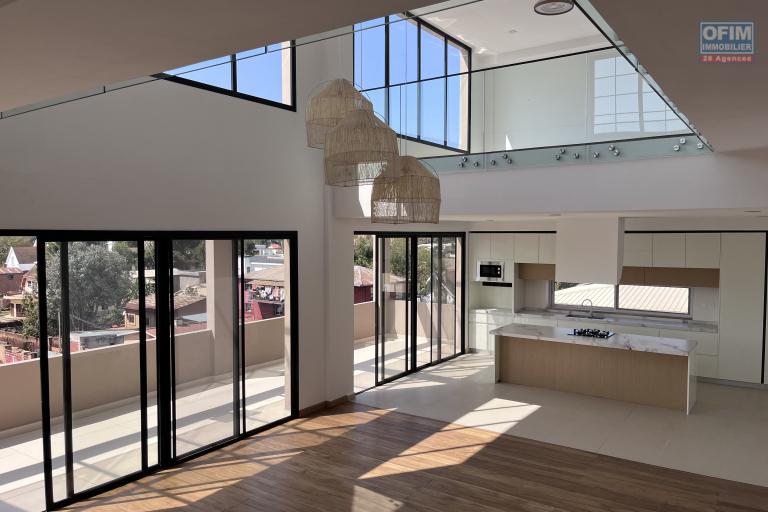 Un grand et tr&egrave;s bel appartement T4 en duplex &agrave; Ambatobe