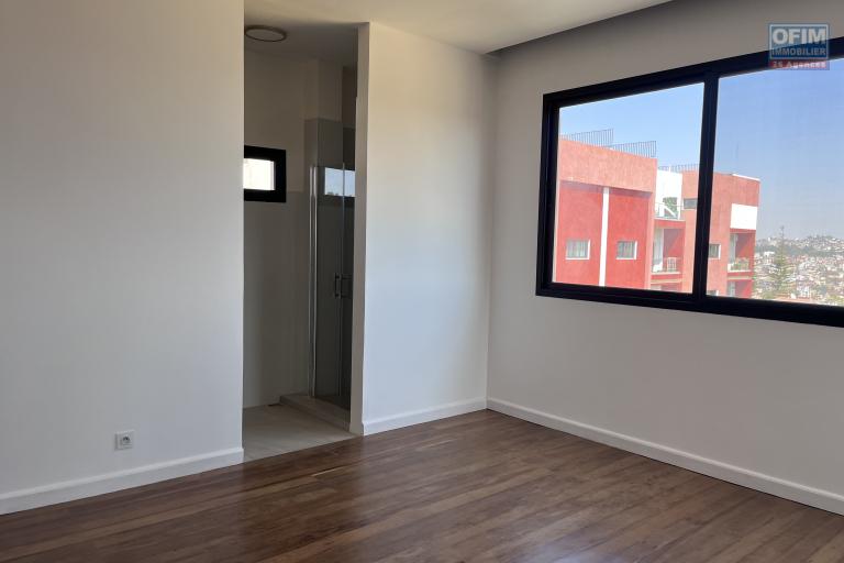 Un grand et tr&egrave;s bel appartement T4 en duplex &agrave; Ambatobe
