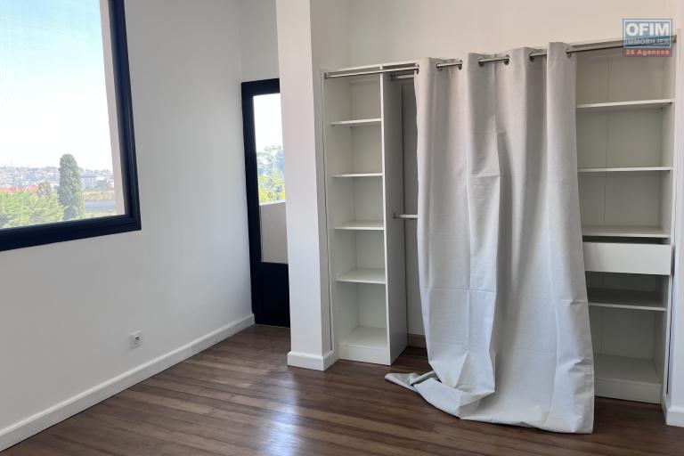 Un grand et tr&egrave;s bel appartement T4 en duplex &agrave; Ambatobe