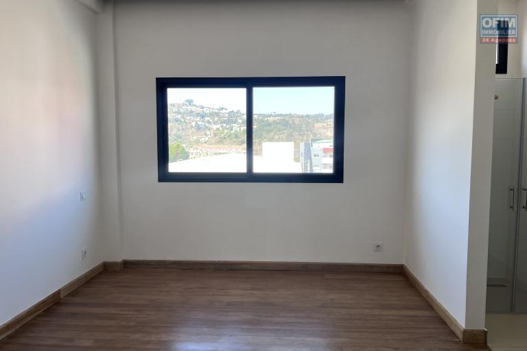 Un grand et tr&egrave;s bel appartement T4 en duplex &agrave; Ambatobe