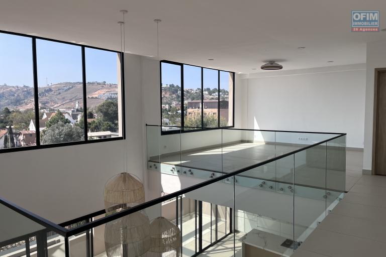 Un grand et tr&egrave;s bel appartement T4 en duplex &agrave; Ambatobe
